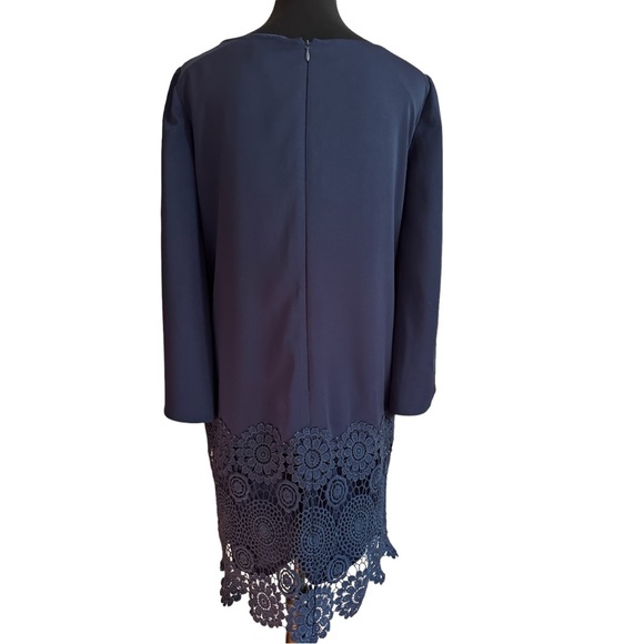 Tahari Navy Blue Shift Dress With A Lace Flower Hem & Split Bell Sleeve Size 4 - Picture 4 of 11